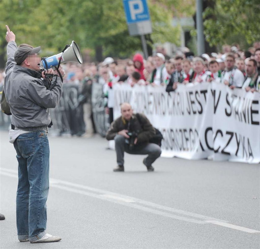 Raban na procesie "Starucha". Gdy guru kibiców wchodził do sądu...