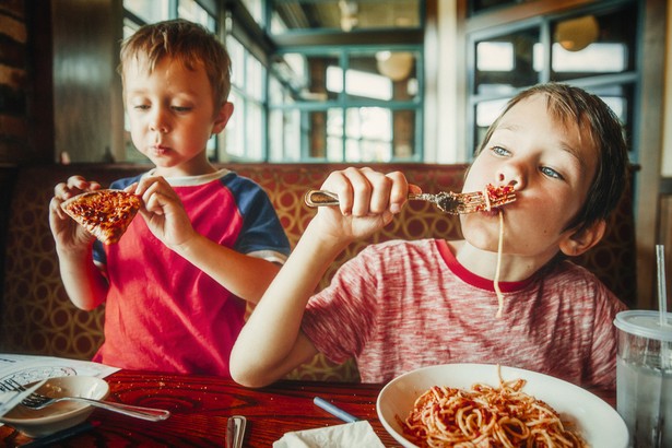 Zgodnie z opracowaniem połowa dzieci poniżej piątego roku życia nie otrzymuje niezbędnych witamin i składników odżywczych, co UNICEF nazwał "ukrytym głodem". 45 proc., w wieku od sześciu miesięcy do dwóch lat, nie je żadnych owoców ani warzyw, a prawie 60 proc. - jajek, nabiału, ryb ani mięsa.