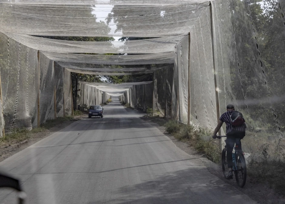 Put sa mrežama protiv dronova blizu Kostjantinivke u Donjecku 16. septembra 2025.