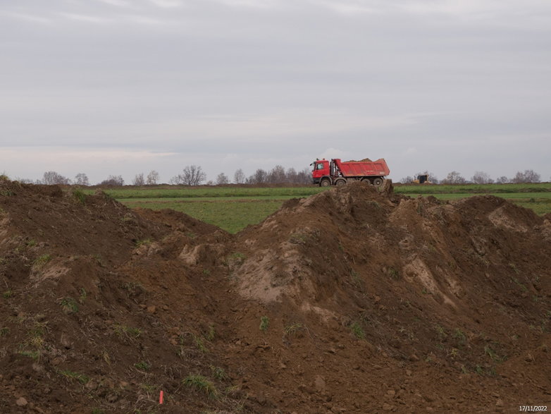 Budowa drogi ekspresowej S-1 - odcinek Dankowice - węzeł Suchy Potok - zdjęcia z poziomu ziemi - 17.11.2022 - autor: GDDKiA