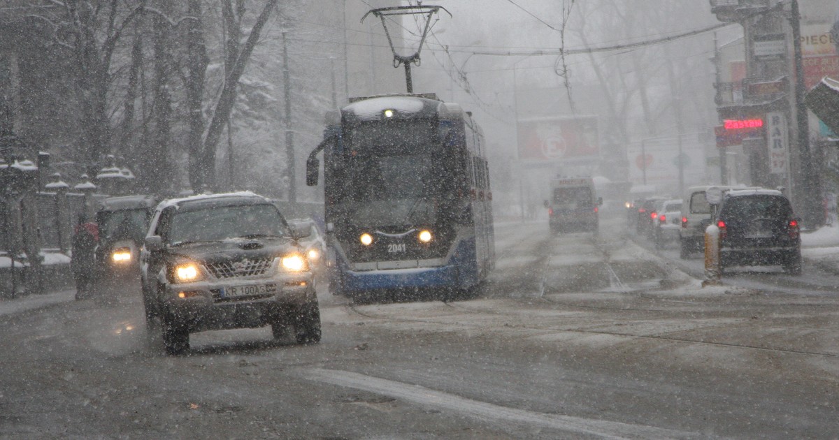 Atak zimy w Polsce. Te regiony od rana zmagają się z intensywnymi opadami i gołoledzią