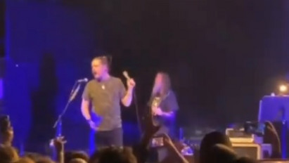Döbbenet: két férfi koncert közben dobta a színpadra halott barátjuk hamvait – videó