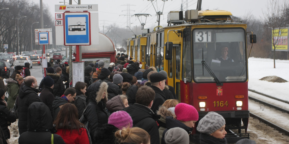 Zapchany przystanek tramwajowy na Wierzbnie