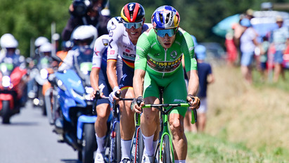 Balhé a futamon: a Tour de France rajongói lerángatták a versenyzőket akadályozó tüntetőket az útról – fotók 
