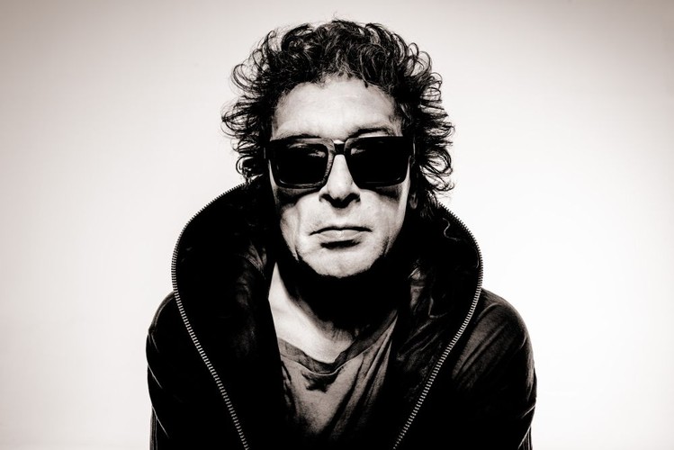 Janusz Panasewicz na zdjęciach z sesji do albumu 'Fotografie'