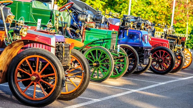 W Veteran Car Run biorą udział samochody wyprodukowane przed 1905 rokiem