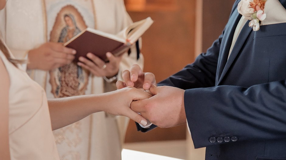 Przysięga małżeńska i "posłuszeństwo mężowi"? Badamy fakty
