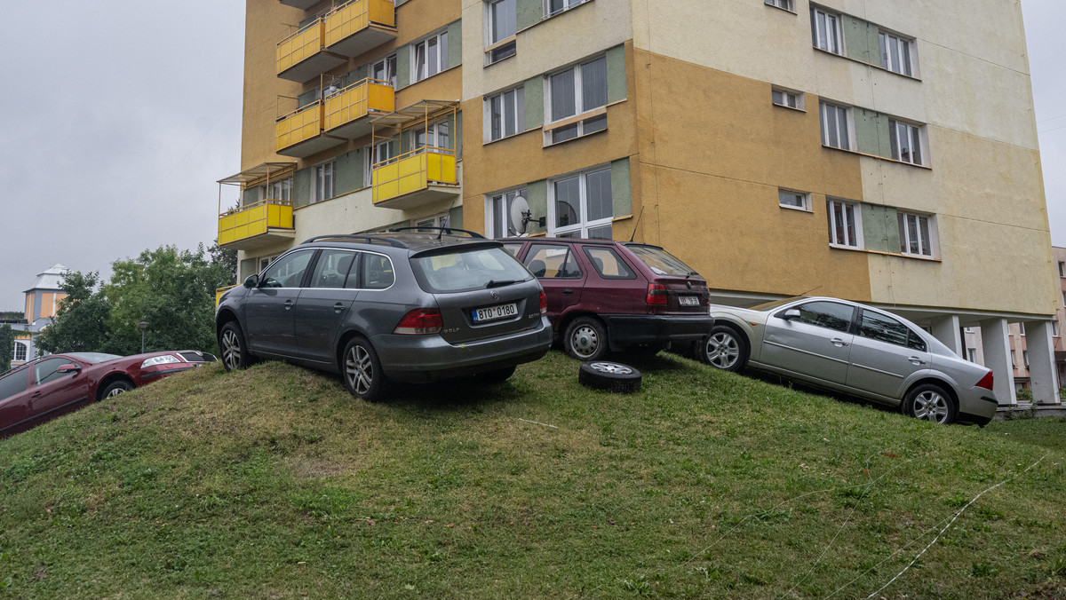 Woda ustąpiła, gniew pozostał. Na tle apokalipsy ludzie kłócą się, piją i grillują