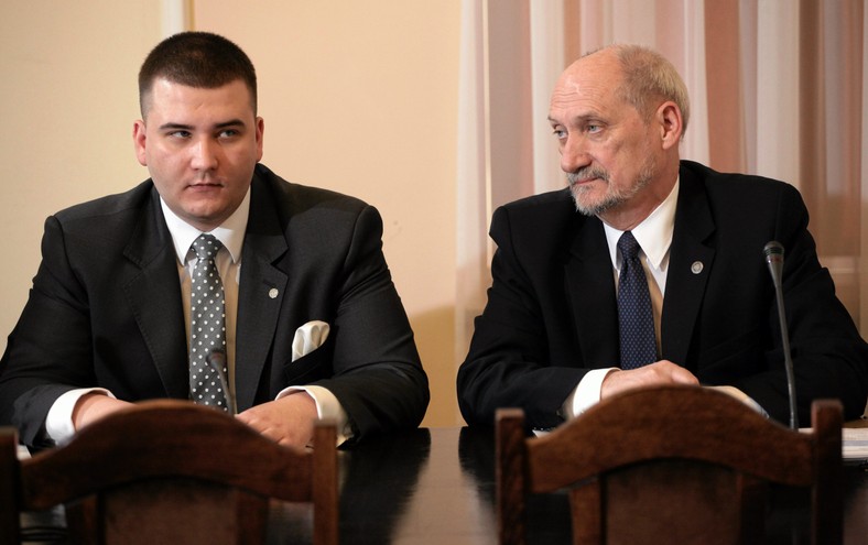 Bartłomiej Misiewicz i Antoni Macierewicz, 2016 r.