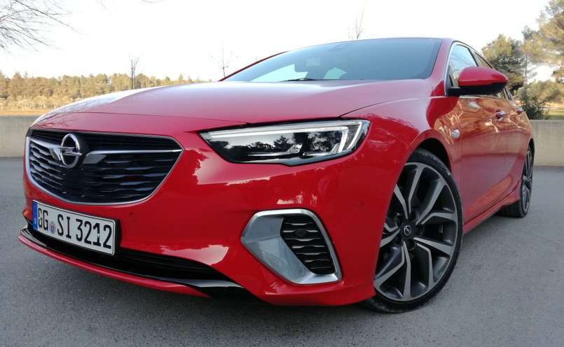 Opel Insignia GSi. Przepis na usportowione auto? Jednym z ważniejszych składników są specjalnie opracowane opony Michelin Pilot Sport 4S i napęd 4x4 z wektorowaniem momentu obrotowego. Zza szprych połyskują tarcze hamulcowe o średnicy 345 mm z 4-tłoczkowymi zaciskami Bremo