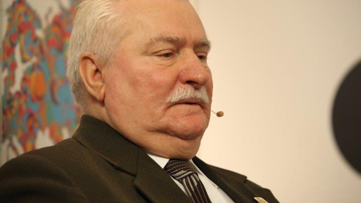 Lech Wałęsa opublikował w sieci dużo zdjęć z podróży do Miami (USA) — także z balu Polonii, w którym uczestniczył. Internauci zasugerowali, że baluje za pieniądze podatników. Ale były prezydent odparł, że w USA jest za własne środki.