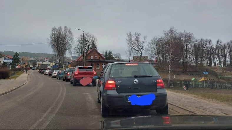 W szczycie pokonanie przejazdu kolejowego w Luzinie zajmuje 40 min.