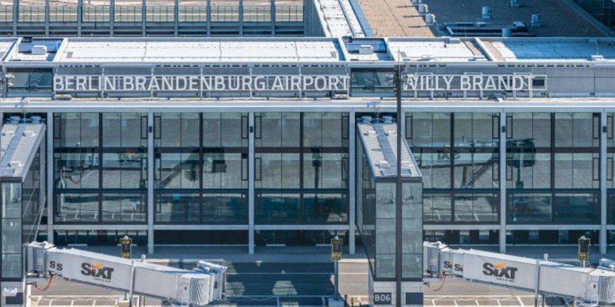 Berlin-Brandenburg to nowe lotnisko dla stolicy Niemiec. Planowane było jak hub linii lotniczych Air Berlin, te jednak upadły zanim dokończono budowę portu lotniczego. 