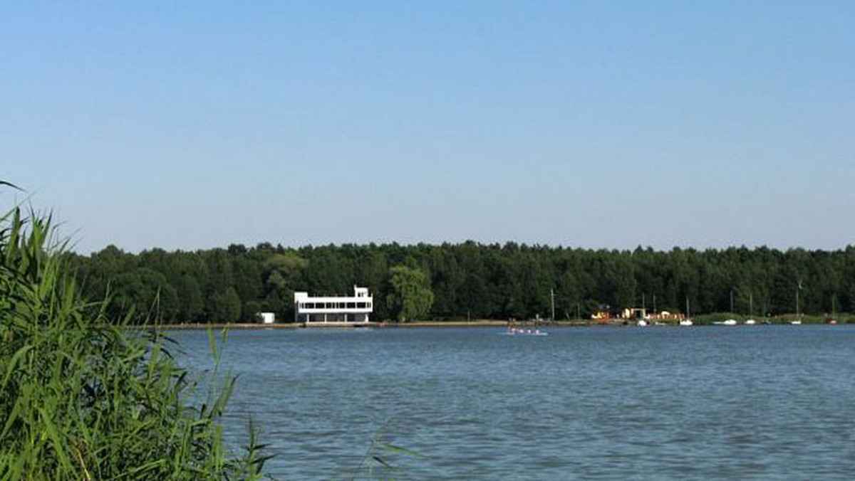 Wodny plac zabaw, bar plażowy w stylu tropikalnym i promenada - to wszystko ma wkrótce powstać w okolicy Jeziora Paprocańskiego w Tychach. W przyszłości ma stanąć tam również mała elektrownia wodna.