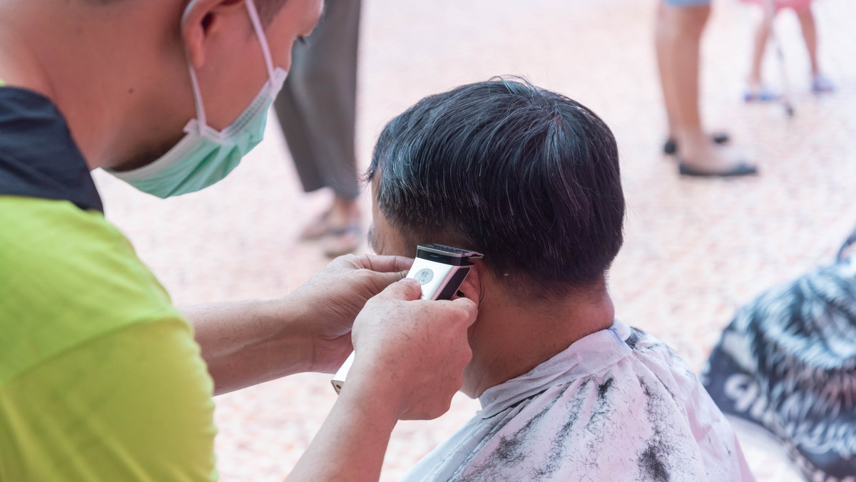 Koronawirus w Bhutanie. Oblężenie salonów fryzjerskich po zniesieniu lockdownu