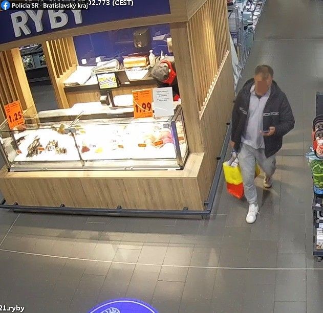 Polícia zverejnila zábery z bratislavského obchodu. 