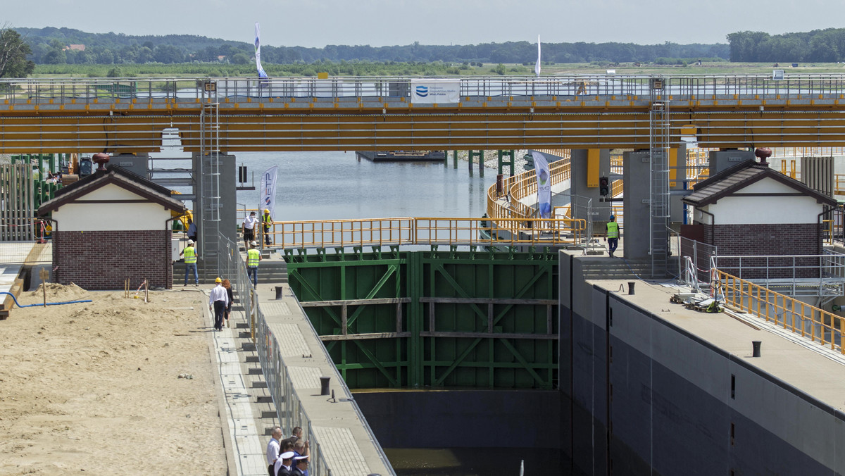Pierwsze wodowanie na śluzie stopnia wodnego na Odrze w Malczycach (Dolnośląskie) odbyło się dzisiaj. Inwestycja, za 1,2 mld zł, poprawia żeglowność i bezpieczeństwo przeciwpowodziowe.