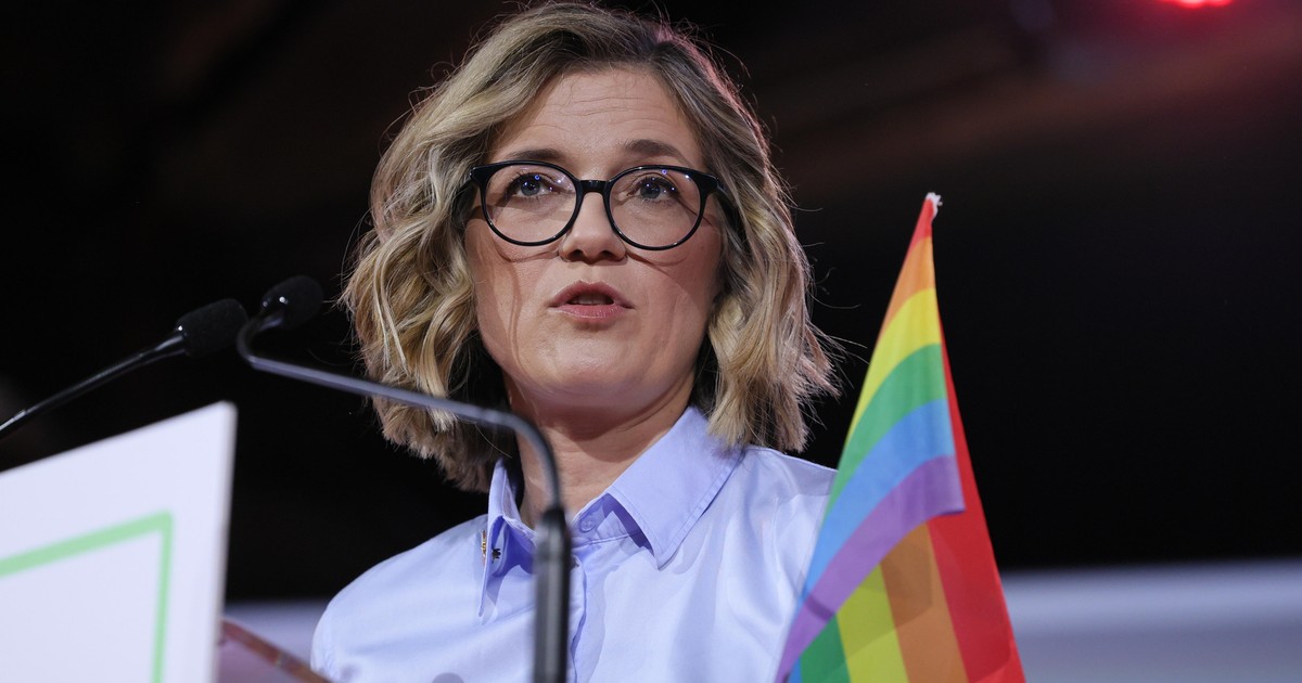 Magdalena Biejat ironizuje w sprawie flagi na debacie. "Tak, napisał mi SMS-a Donald Tusk"