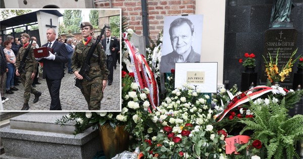 Przejmujące sceny na cmentarzu. Grób Jana Frycza tonął w kwiatach. W tle zaskakująca muzyka