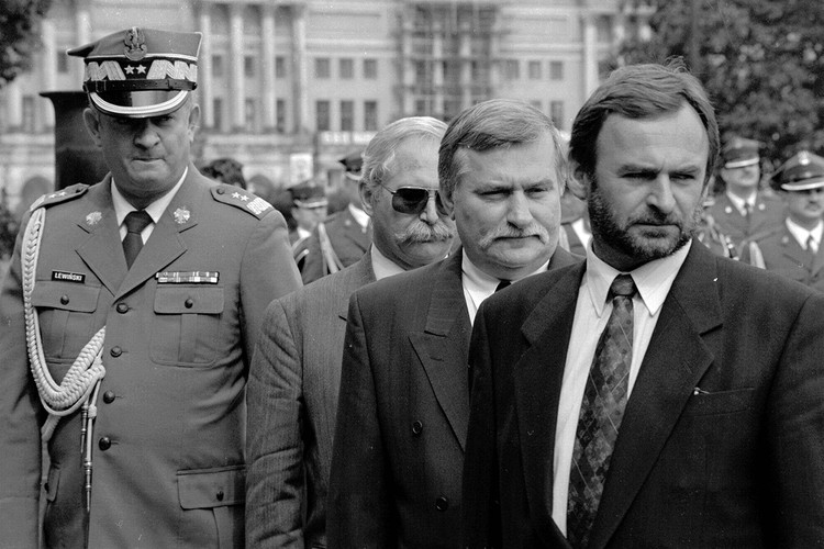 We wrześniu 1980 r. stanął na czele Krajowej Komisji Porozumiewawczej NSZZ Solidarność. I choć władze komunistyczne liczyły na jego współpracę i udział w budowie kontrolowanej przez nie nowej 'Solidarności', to nie podjął jednak żadnych zobowiązań