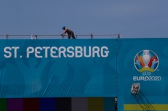 'Poradnik kibica' na Euro. Jak dostać się do Sankt Petersburga i Sewilli?