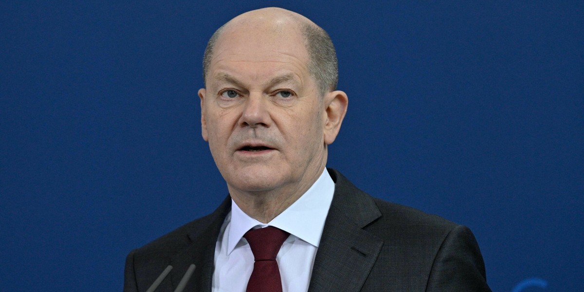 Kanclerz Niemiec Olaf Scholz podczas konferencji prasowej 22 lutego