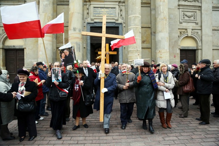 Uczestnicy 'miesięcznicy'