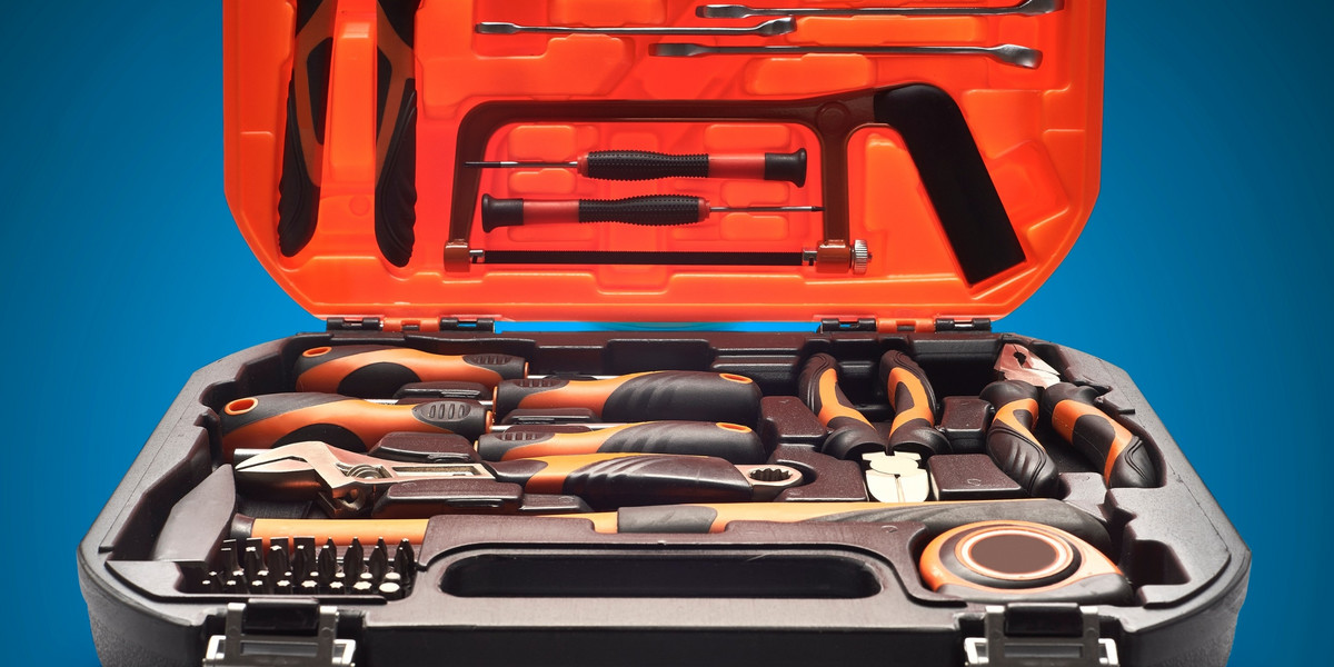 Wieloelementowe zestawy narzędzi w walizce dla majsterkowicza