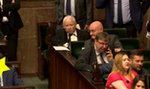 Obrzydliwe! Poseł PiS zrobił to tuż przy Jarosławie Kaczyńskim! Wszystko się nagrało... (WIDEO)