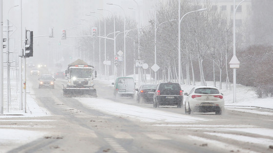 Olbrzymie zawirowania w pogodzie! Przez Polskę przechodzi gigantyczna burza gradowo-śnieżna