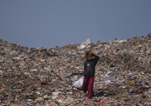 Palestinska devojčica traži predmete za višekratnu upotrebu na deponiji u Deir al-Balahu, u centralnom delu Pojasa Gaze