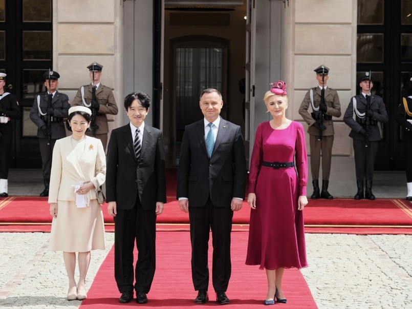 ... O czym konkretnie mowa? O stroiku do włosów, który założyła małżonka prezydenta Dudy. Tego rodzaju ozdoba nazywana jest facynatorem i zdecydowanie kojarzy się ją z "modą imprezową". Jej producenci polecają ją przede wszystkim paniom wybierającym się na wesela - szczególnie matkom państwa młodych, świadkowym czy druhnom...