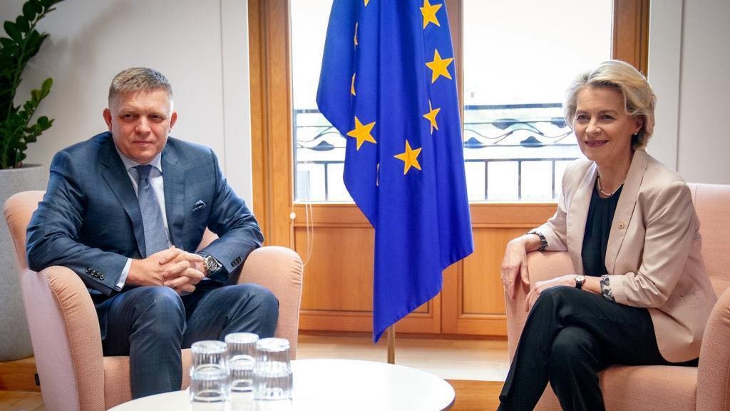 Robert Fico a Ursula von der Leyenová na stretnutí v Bruseli.
