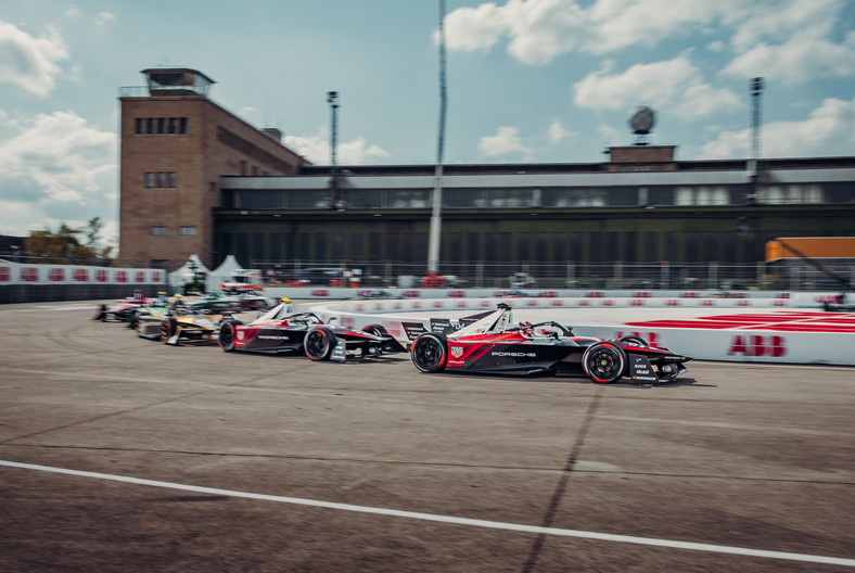 Wyścig Formuły E w Berlinie; kwiecień 2023 r.; na czele dwa bolidy zespołu TAG Heuer Porsche