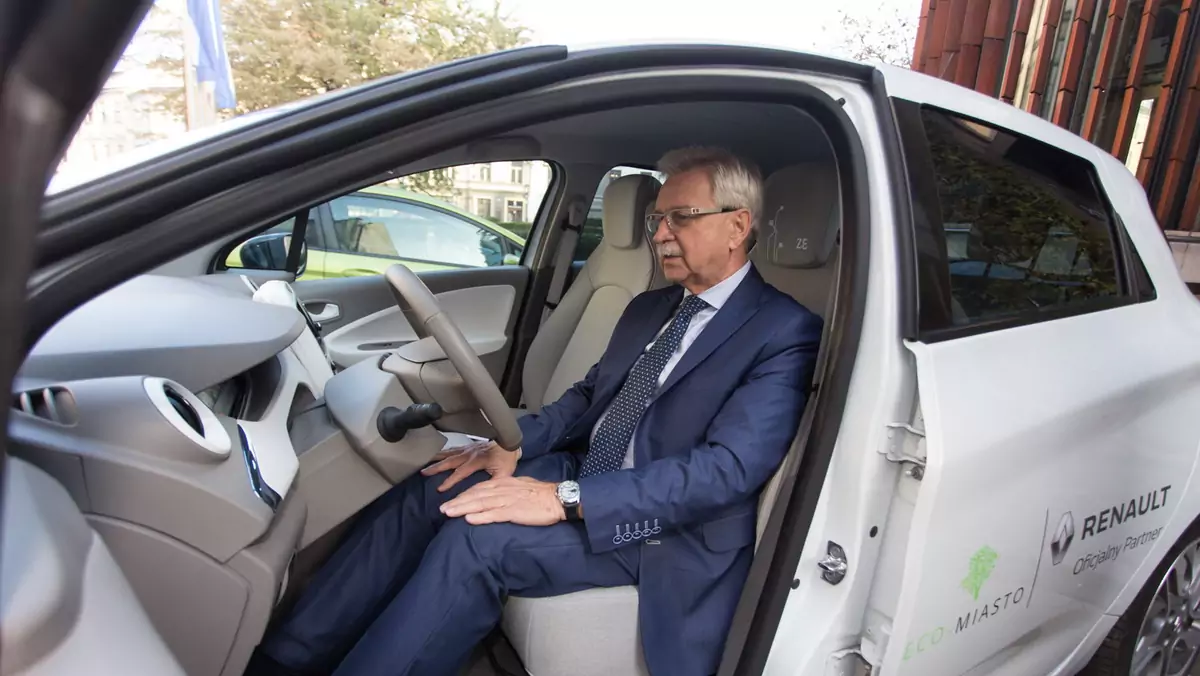 Zastępca Prezydenta Miasta Krakowa -Tadeusz Trzmiel w Renault ZOE