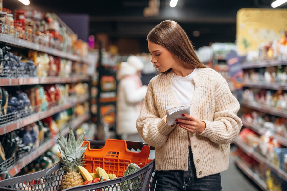 Kobieta klientka w supermarkecie robiąca zakupy