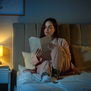 6 ok, amiért érdemes olvasnia elalvás előtt