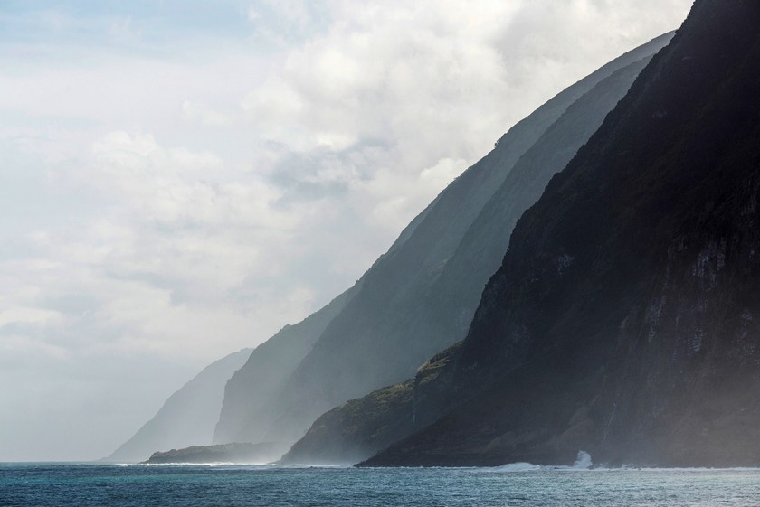 IMPOSANT Die bis zu 700 Meter hohe Steilküste der Insel São Jorge.