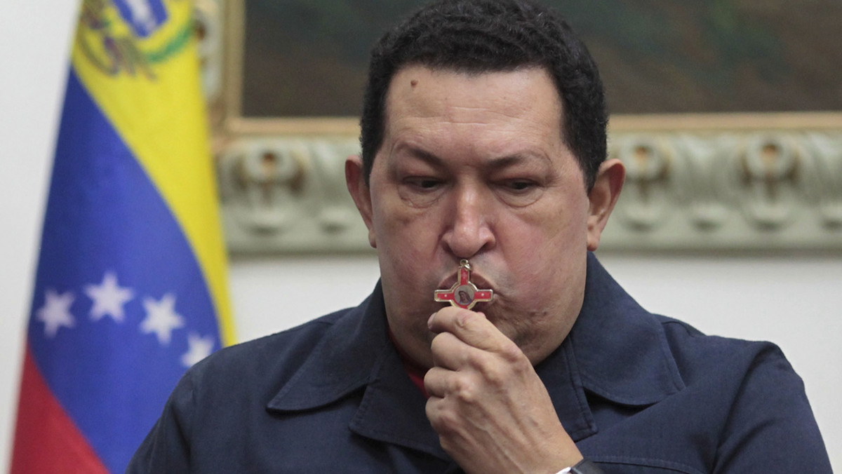Prezydent Wenezueli Hugo Chavez dzisiaj rano poleciał do Hawany, by po raz kolejny przejść tam operację usunięcia nowotworu - podała rządowa telewizja TeleSur. W sobotę wyznaczył on na swojego ewentualnego następcę wiceprezydenta Nicolasa Maduro.
