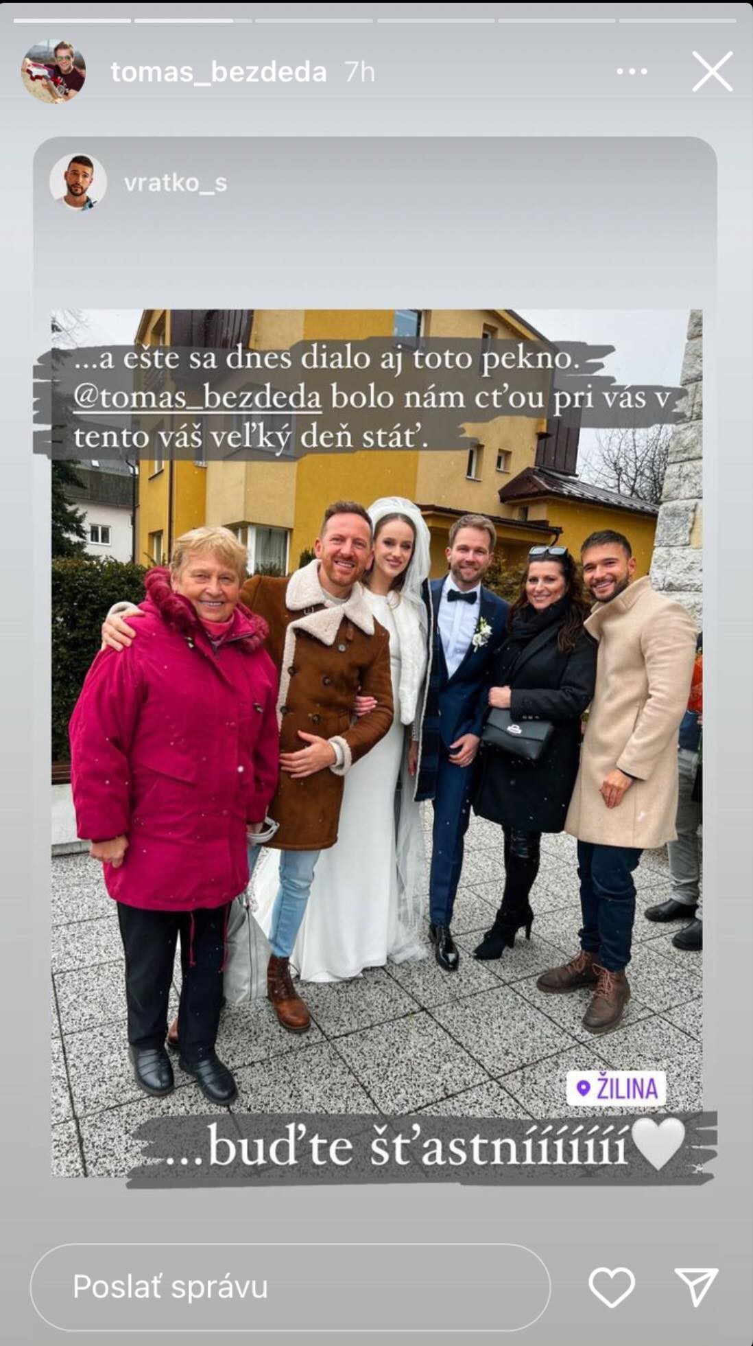Mladomanželom prišli osobne zagratulovať aj Miro Jaroš s maminou a Vratko Sirági.