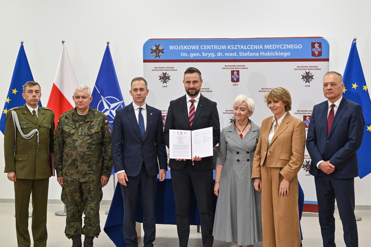 Wicepremier, minister obrony narodowej Władysław Kosiniak-Kamysz oraz, od lewej: wiceminister Cezary Tomczyk, komendant Wojskowego Centrum Kształcenia Medycznego płk dr inż. Jacek Narloch, płk dr n. med. Arkadiusz Kosowski, wojewoda łódzki Dorota Ryl, prezydent Łodzi Hanna Zdanowska i rektor Uniwersytetu Medycznego w Łodzi prof. dr hab. Radzisław Kordek podczas konferencji prasowej, po podpisaniu listu intencyjnego ws. utworzenia Wojskowej Akademii Medycznej, w Wojskowym Centrum Kształcenia Medycznego w Łodzi