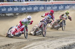 O włos od tragedii na torze w Krośnie. Motocykl rozbił się tuż obok młodych dziewczyn [WIDEO]