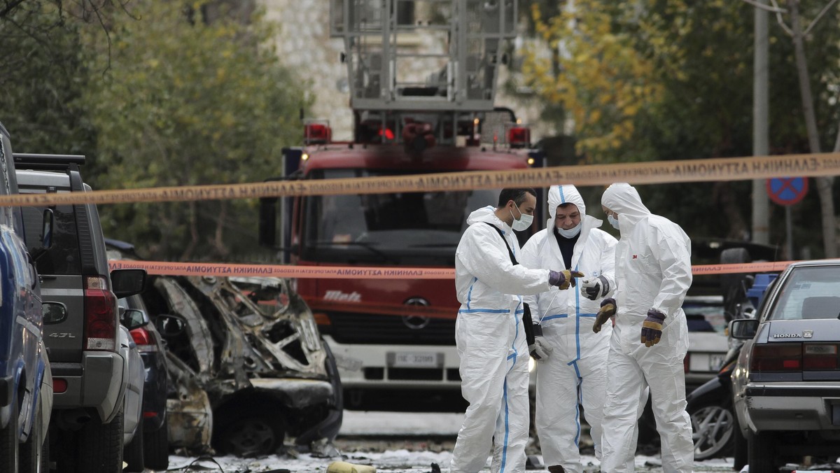 Przed gmachem sądu w centrum Aten eksplodował dzisiaj ładunek wybuchowy. Według policji 45 minut przed eksplozją miejscowa gazeta i prywatna stacja telewizyjna otrzymały telefonicznie ostrzeżenia, co umożliwiło władzom ewakuowanie budynku.