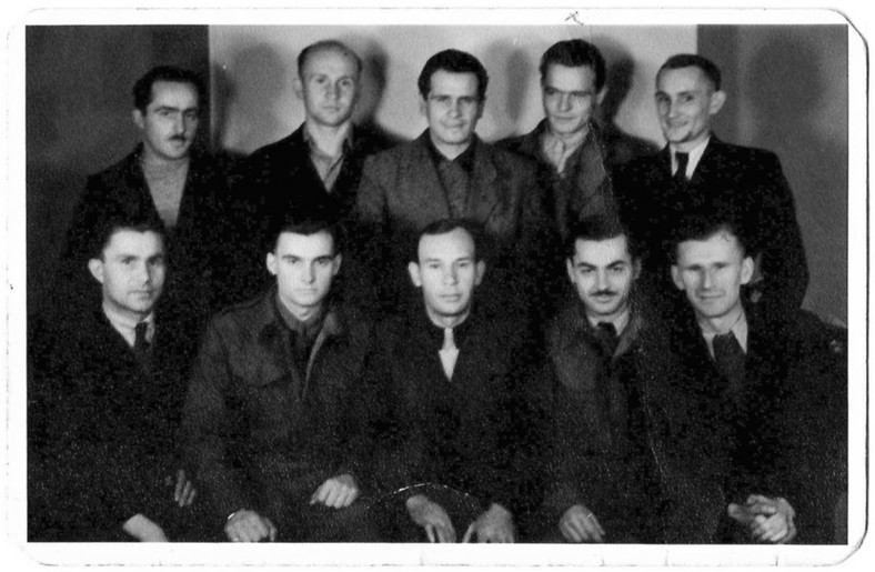 Zdjęcie z książki „Ja, Orzeł. Z Kedywu do celi śmierci” przedstawia żołnierzy siedleckiego Kedywu z 22 pułku piechoty AK. Witalis Skorupka „Orzeł” znajduje się w rzędzie siedzących (drugi z lewej)