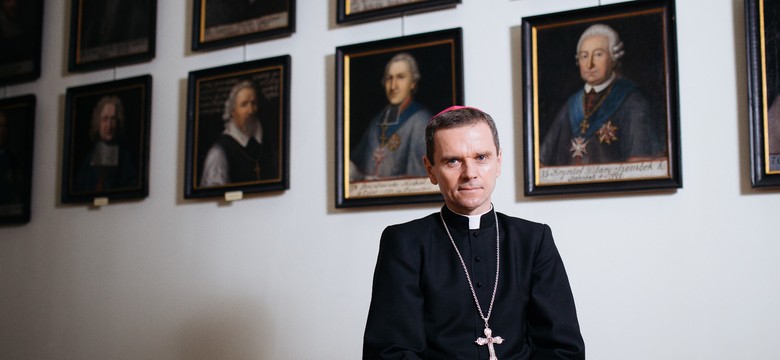 Najmłodszy polski biskup do Mazurka: Zarabiam około 3500 zł na rękę. Mam służbowe mieszkanie i auto. No i ofiary