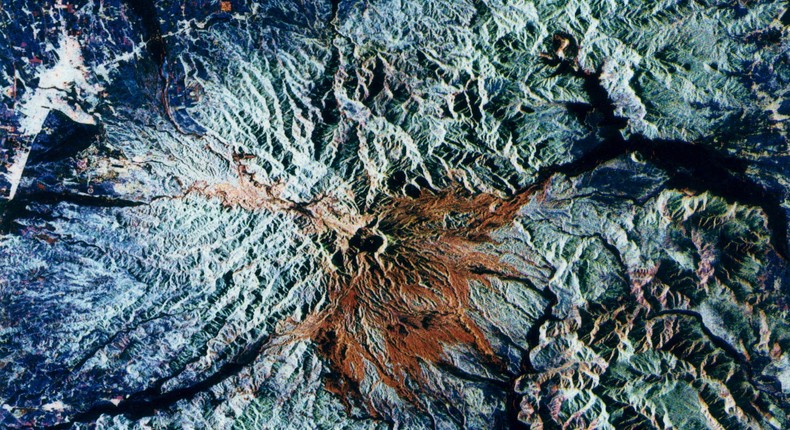 Photo provided by the Jet Propulsion Laboratory 15 April 1994 in Pasadena, Ca, shows false-color composite image of Mount Pinatubo in the Philippines taken by Spaceborne Imaging Radar-C and X-Band Synthetic Aperture Radar aboard the Space Shuttle Endeavour on orbit 78 13 April 1994.IMAGING RADAR / JPL / AFP