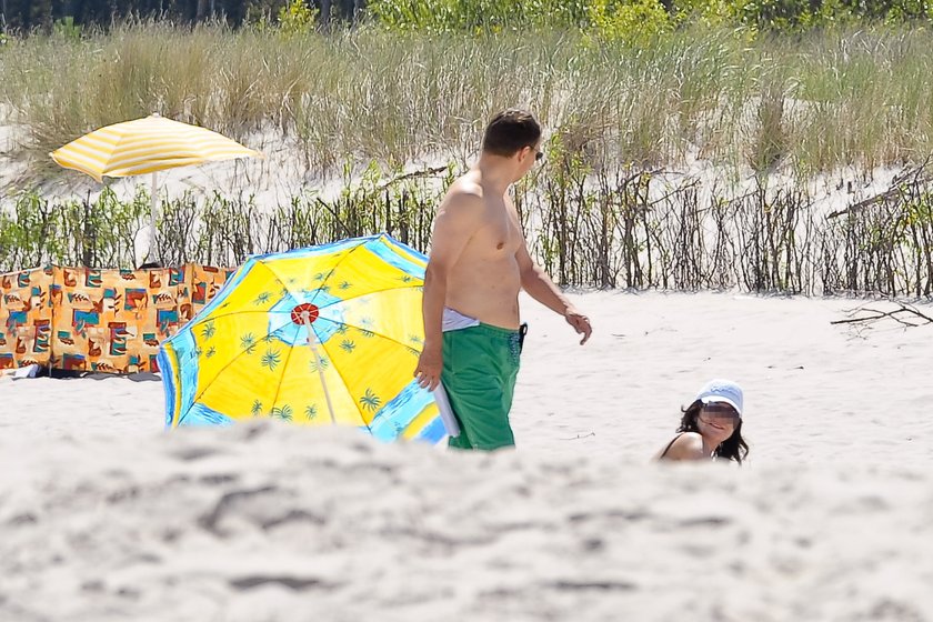 Radosław Sikorski na plaży ćwiczy brzuszki 