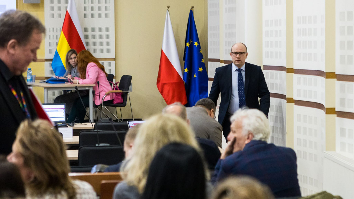 Marszałek Podlasia zwolnił dyrektorkę, wygrała w sądzie, a komornik wszedł na konto