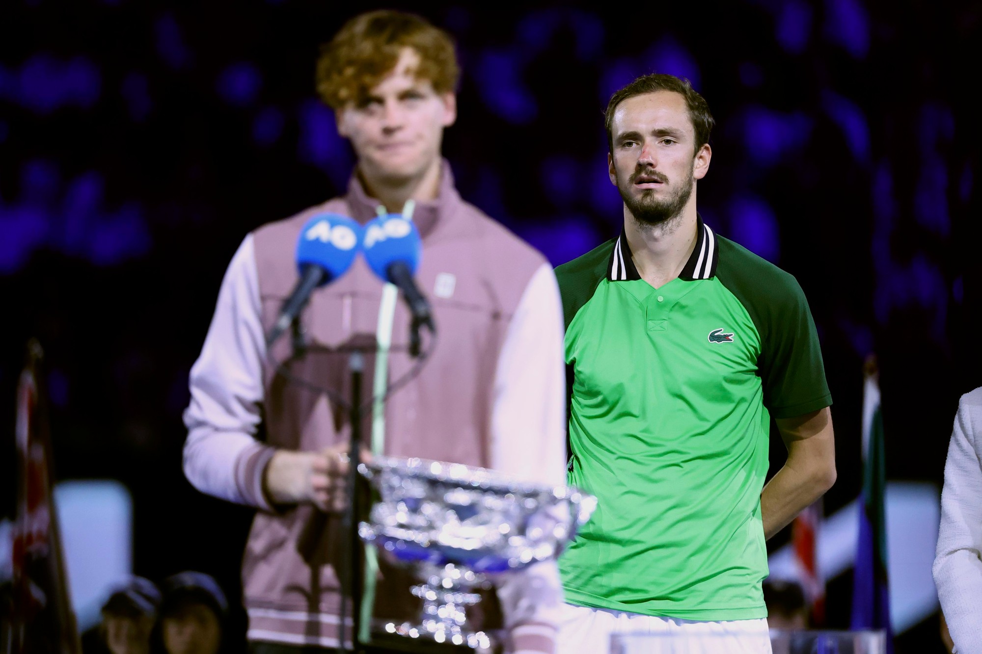 Taliansky tenista Jannik Sinner (vľavo) pózuje s trofejou po jeho výhre nad Rusom Daniilom Medvedevom (vpravo) vo finále dvojhry na grandslamovom turnaji Australian Open.