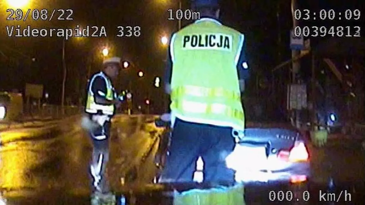 Zatrzymanie policyjne BMW w nocy